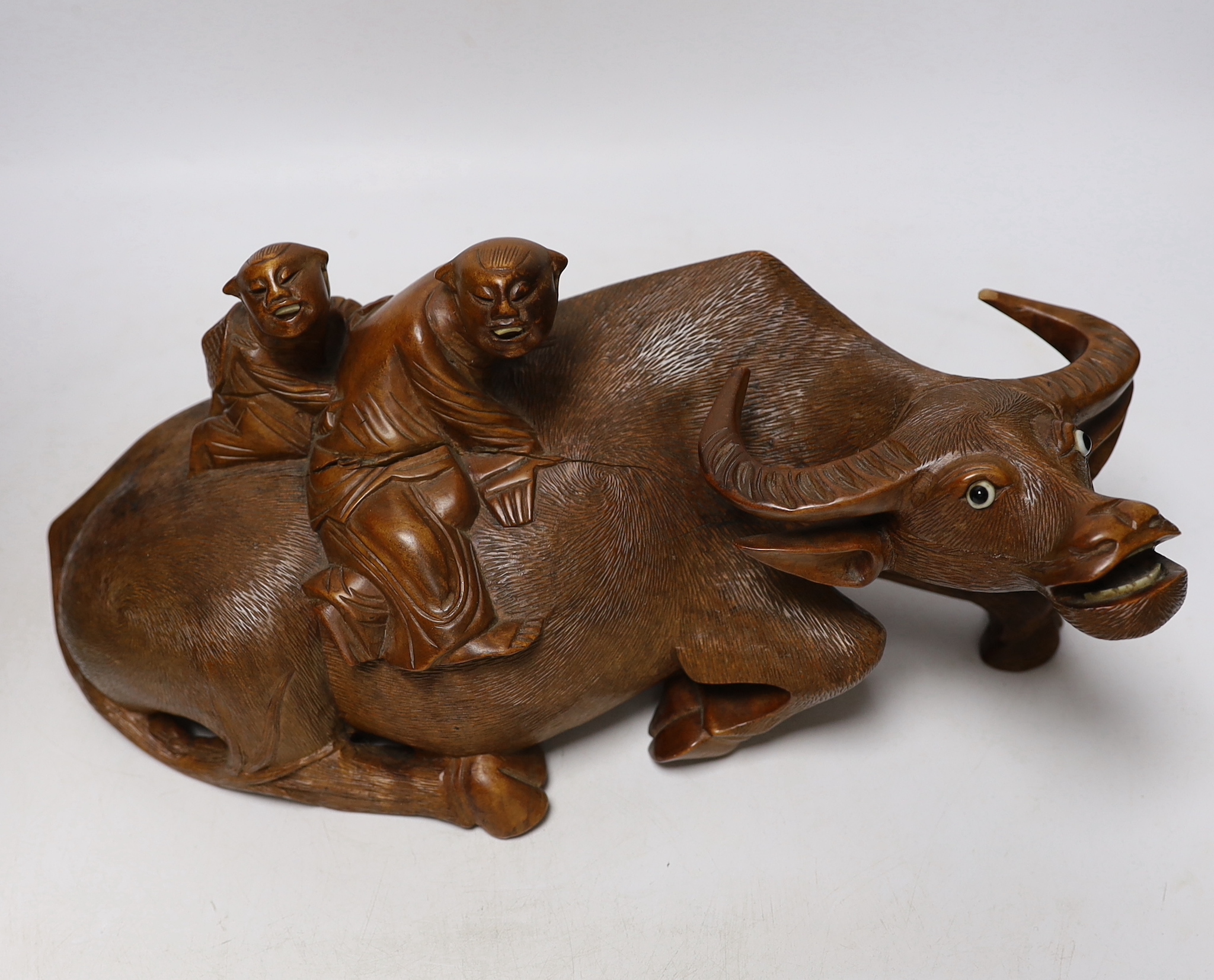 A Chinese famille verte vase, a papier-mâché box and a Chinese hardwood carving of an ox, tallest 42cm